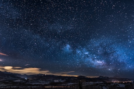 露水的夜 明开夜合：看露水下的美丽夜景