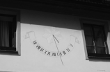 日晷图片(看爆红抖音视频，巨型日晷成为镇上的标志)